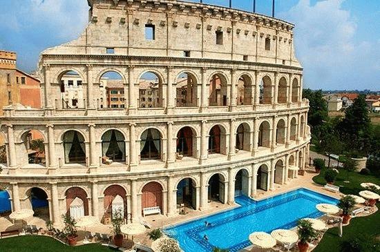 Egy hotel, ami kívülről úgy néz ki, mint a római Colosseum
